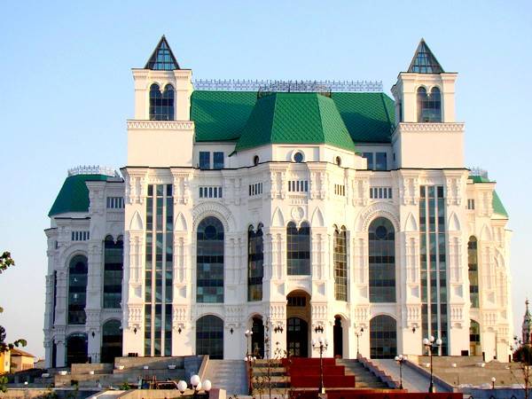 Астраханский государственный театр оперы и балета, улица М. Максаковой, дом 2
