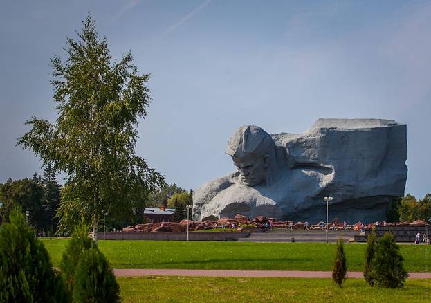 Брестская Крепость-Герой и монумент «Мужество»