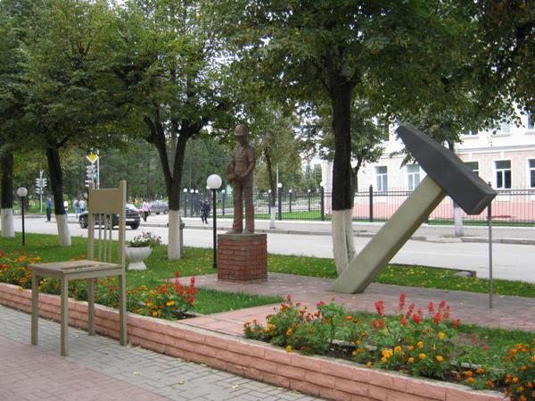  Памятник Молотку
