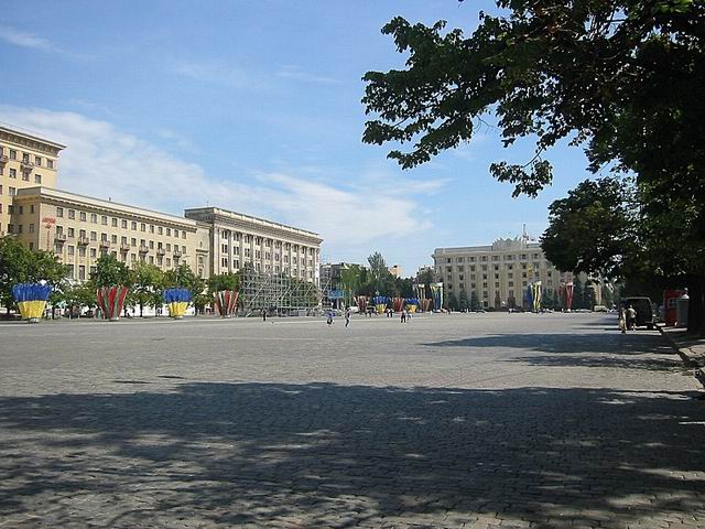 Площадь Свободы в Харькове - самая большая площадьв Европе.