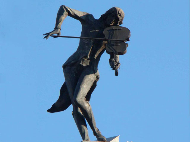 Статуя «Скрипач на крыше» в Харькове