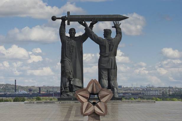 Монумент «Тыл-фронту». Магнитогорск.