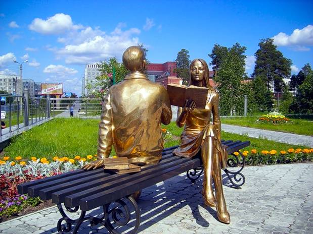 Памятник Читающая пара