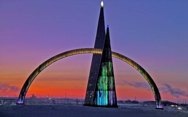 Монумент «Полярный круг» в ночное время
