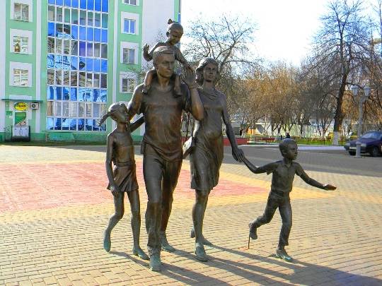 Памятник  семье, напротив Кафедрального собора Святого Феодора Ушакова. Саранск.