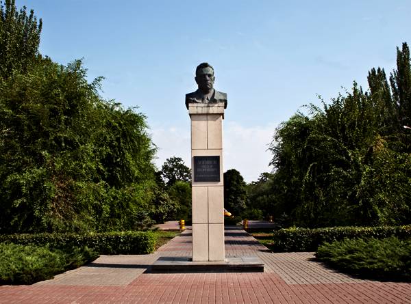 Памятник  основателю Волжского