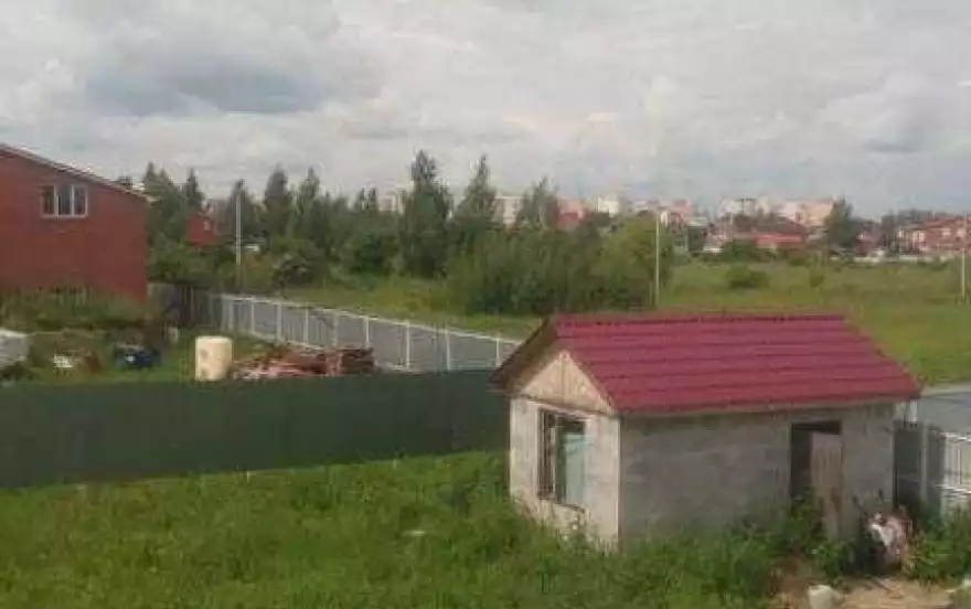 Сосновая улица, -