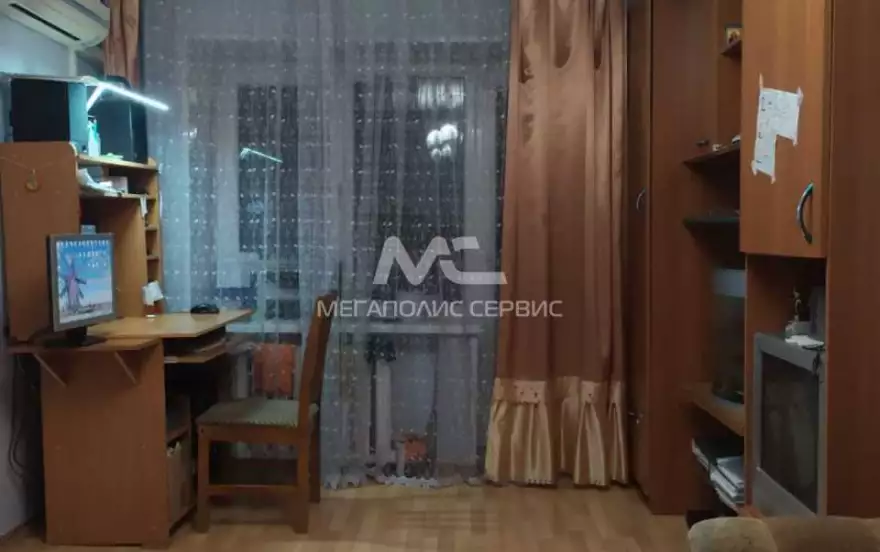 Революционная улица, 8