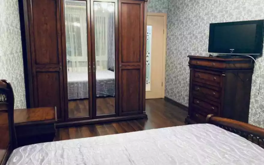 Среднерогатская улица, 9