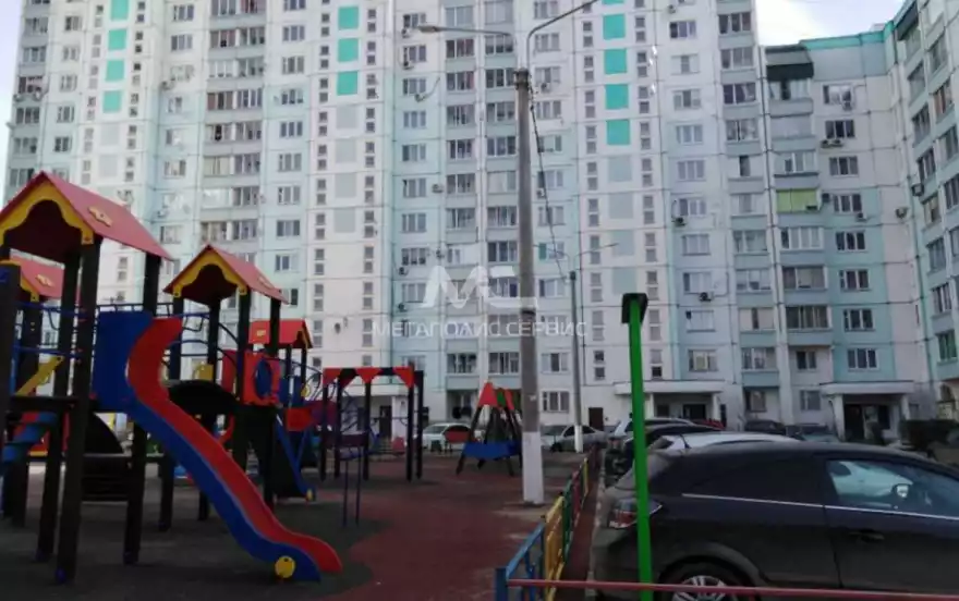 Самодеятельная улица, 10