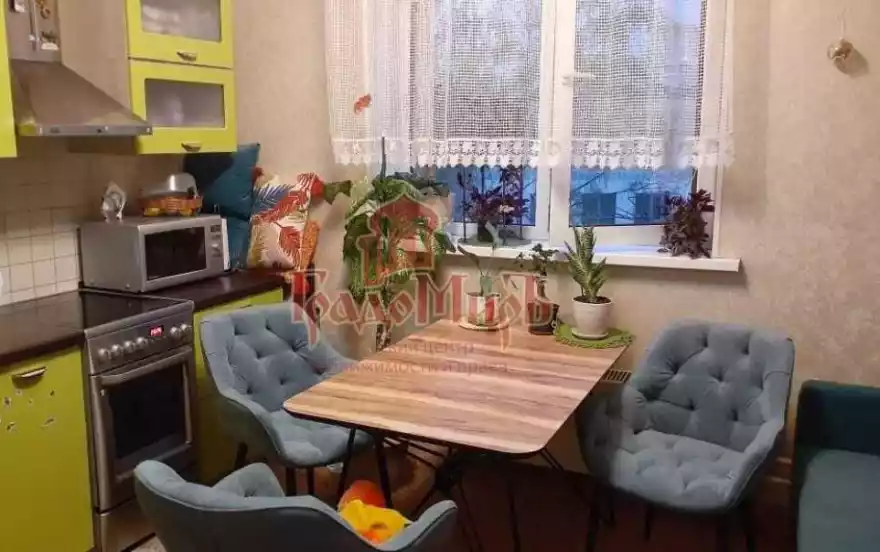 Институтская улица, 11