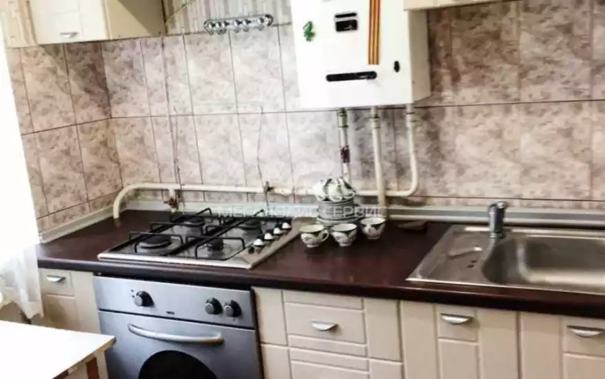 Мира улица, 402