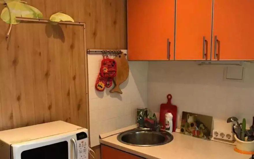 Весенняя улица, 100