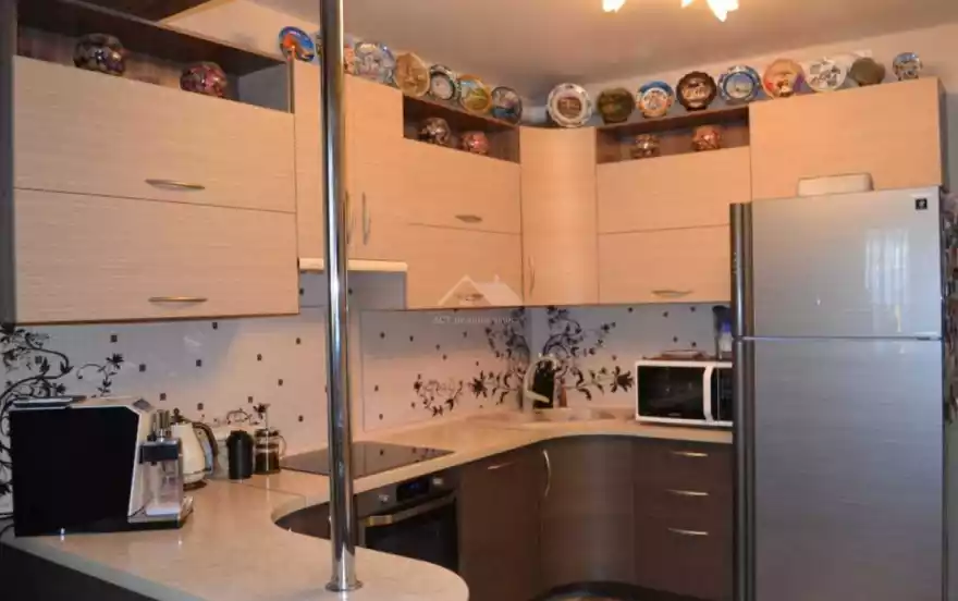 Строителей улица, 1