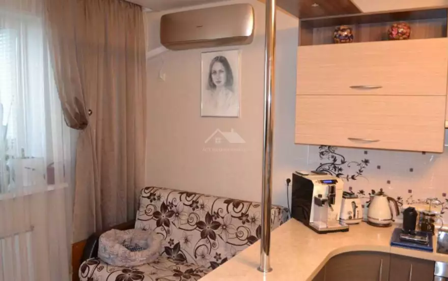 Строителей улица, 1