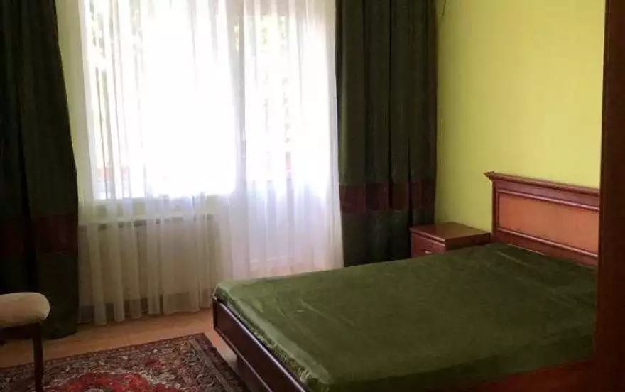 площадь Героев Великой Отечественной войны, 8