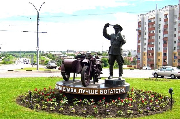 Памятник  неподкупному инспектору ГАИ. Белгород.