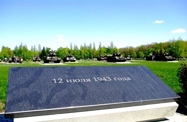 Площадь с  образцами танков и артиллерийского вооружения. Белгород.