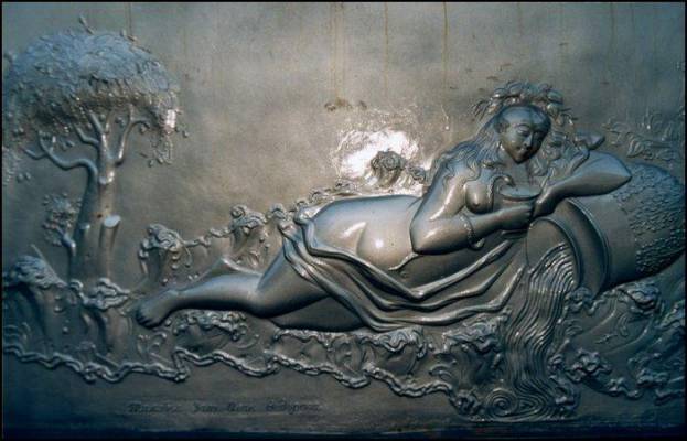 Символичное изображение липецких  целебных минеральных вод на барельефе памятника Петру Первому