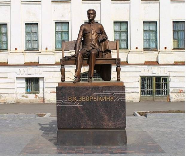 Памятник В. Зворыкину.  Муром.