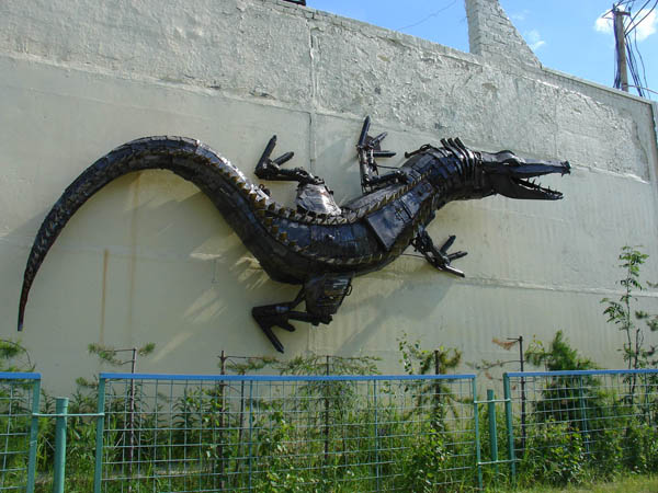 Памятник крокодилу