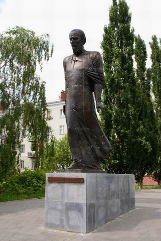 Памятник Ф.М.Достоевскому в Омске
