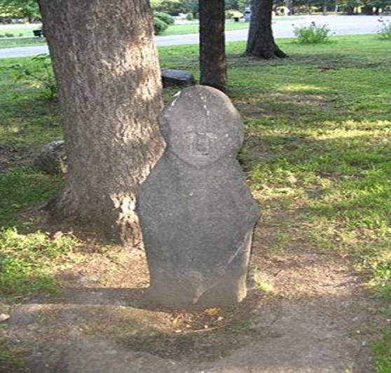 Одна из  «каменных баб», у входа в главный корпус в ТГУ, Томск