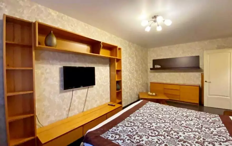 Латышская улица, 7