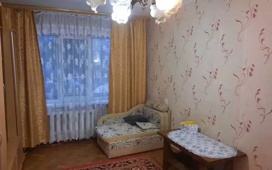 Мира улица, 1