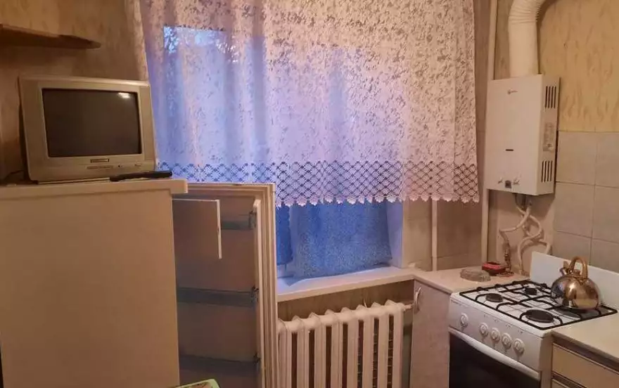 Мира улица, 1
