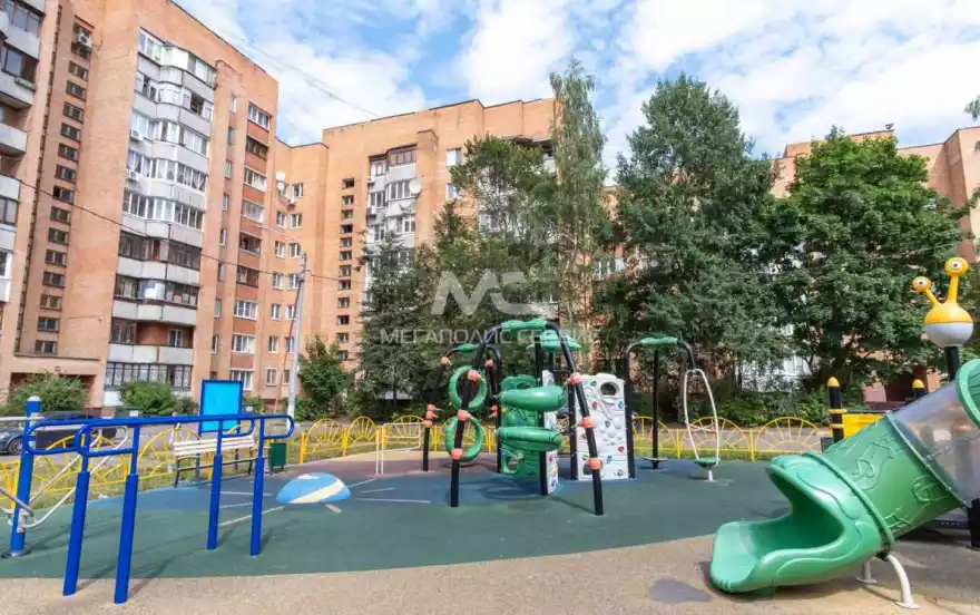 Юбилейная улица, 1