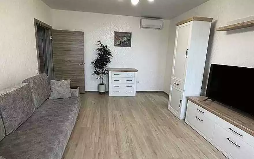 Аэродромная улица, 102