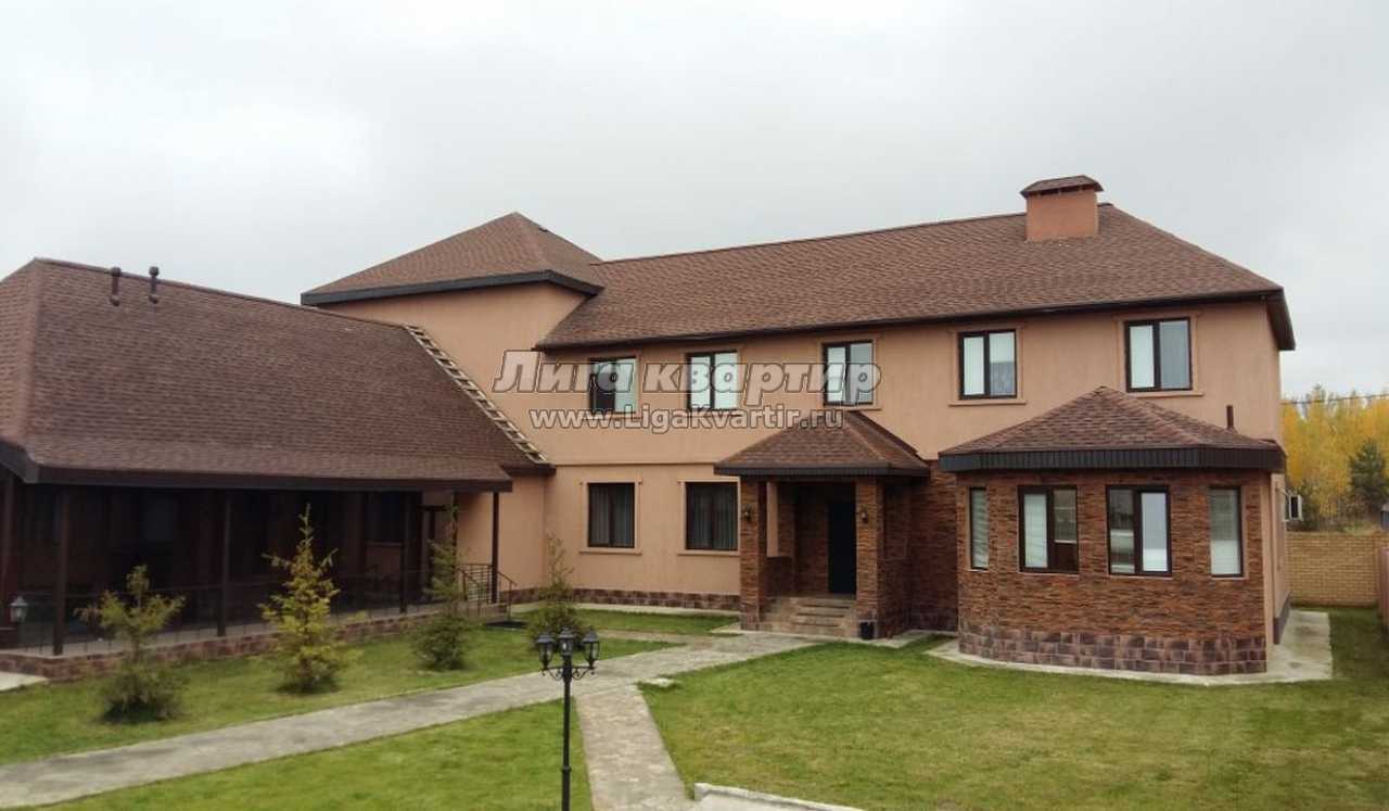 одноэтажный дом с зеленой крышей. зеленый 5 дом. яркие фасады домов. бульвар зеленый 5 новочебоксарск. красивые крыши.